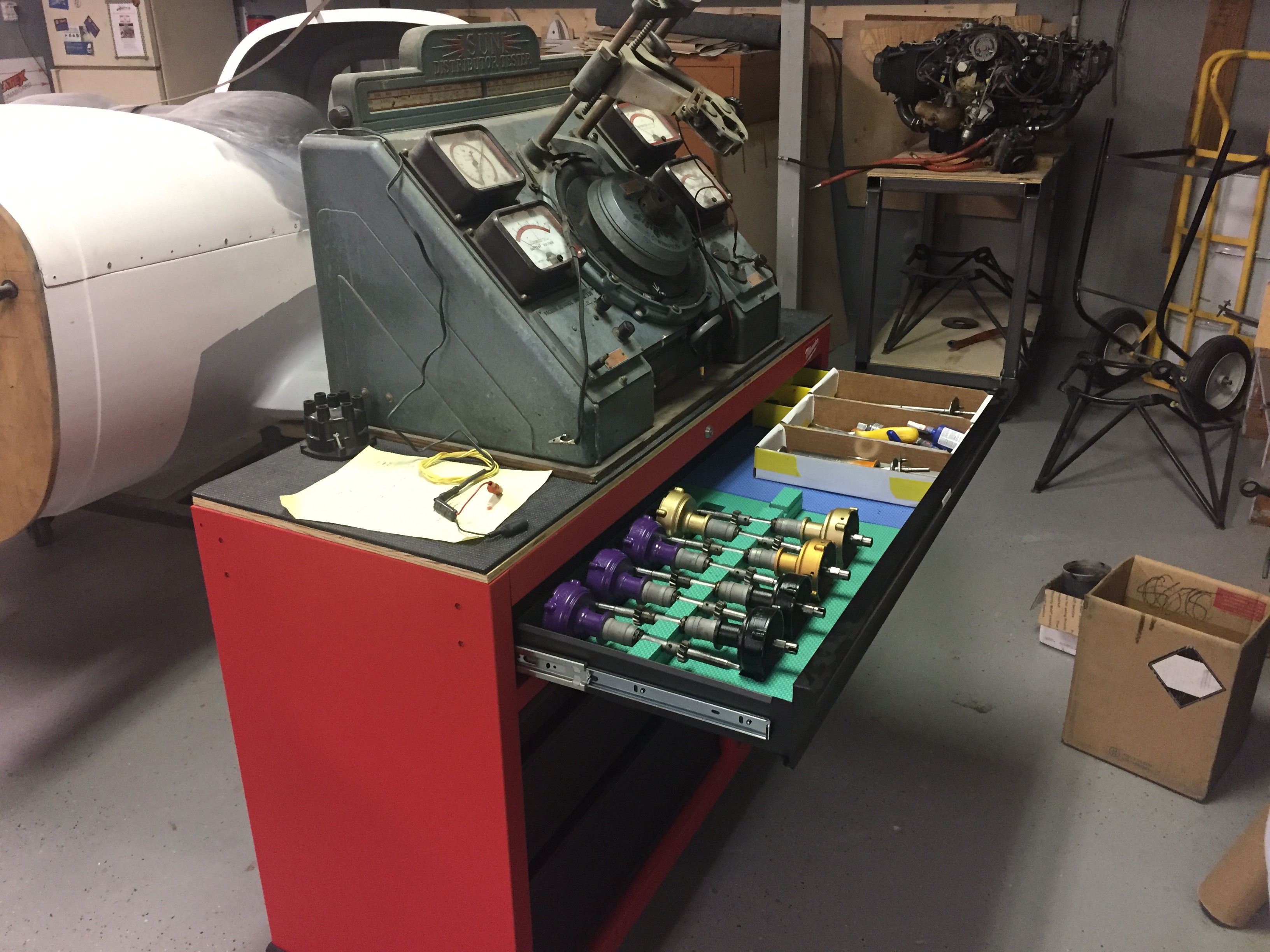 distributor machine and workstation